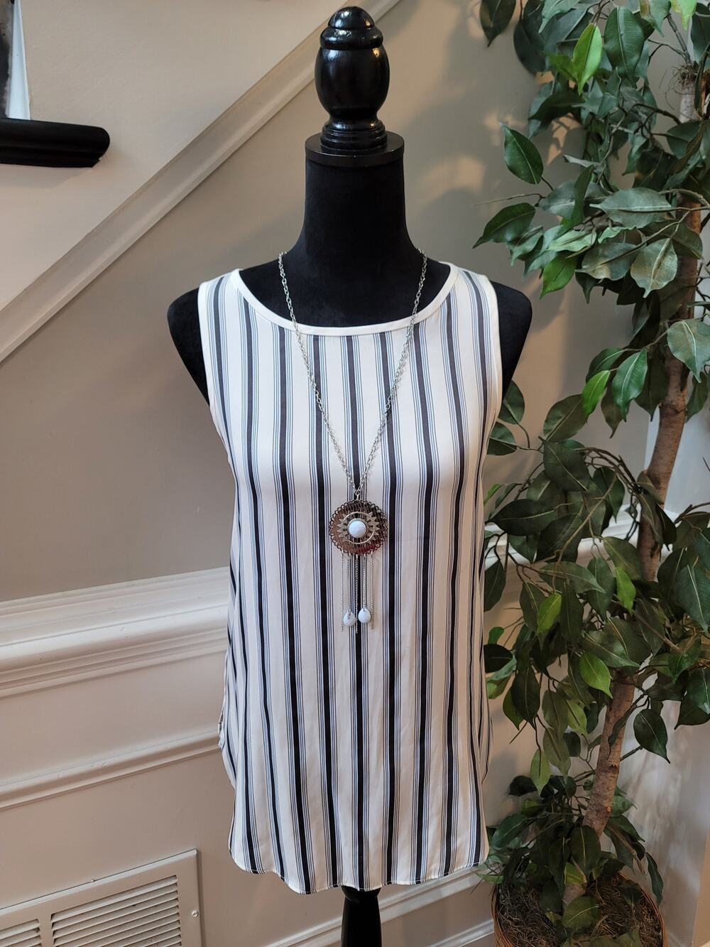 Loft Ann Taylor Tank Top Women's Medium White/Blue Vertical Striped Round Neck